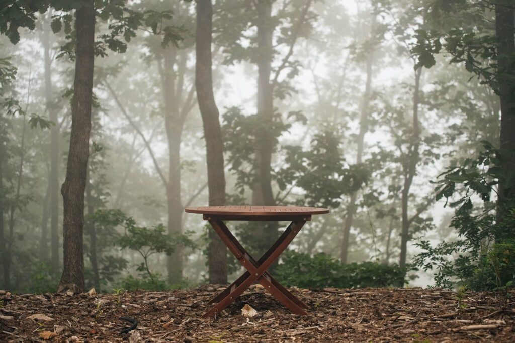 森の中に置かれた木のテーブル